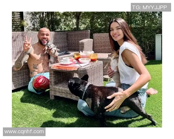 足球明星的模特妻子如何在聚光灯下平衡家庭与事业的挑战与机遇 足球明星的模特妻子如何在聚光灯下平衡家庭与事业的挑战与机遇