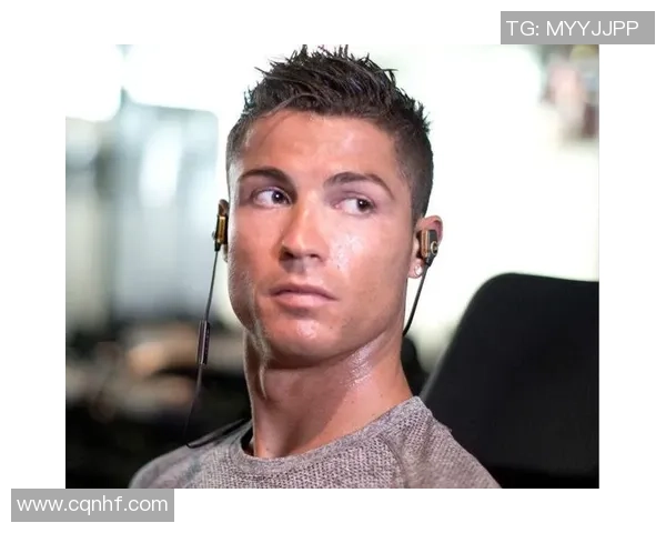 足球明星赛场耳机佩戴背后的故事与音乐力量解析 足球明星赛场耳机佩戴背后的故事与音乐力量解析